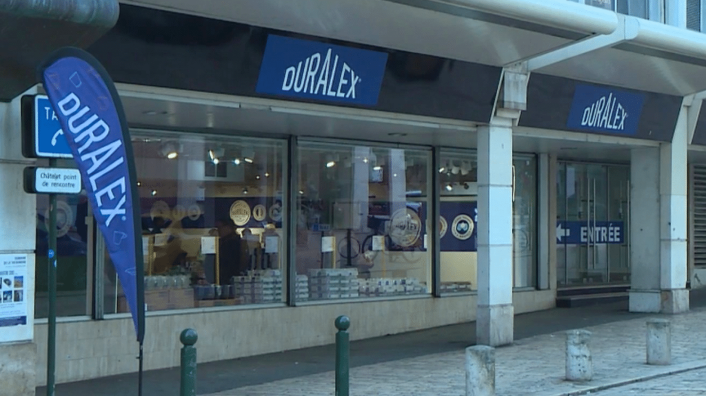 Duralex : le succès de la boutique des salariés à Orléans
La marque de verre Duralex a lancé son premier magasin éphémère à Orléans, dans le Loiret, près de l'usine qui a été reprise par les salariés. Depuis, la boutique ne désemplit pas.