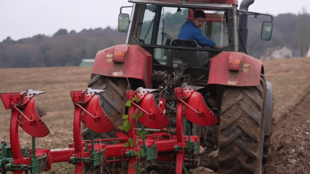 Agriculteurs : les perdants de la censure ?
Certains professionnels vont être vite confrontés à une situation difficile après la censure du gouvernement. Si on applique le budget de l’an dernier, les agriculteurs craignent la hausse de la taxe sur le gazole non-routier au 1er janvier.