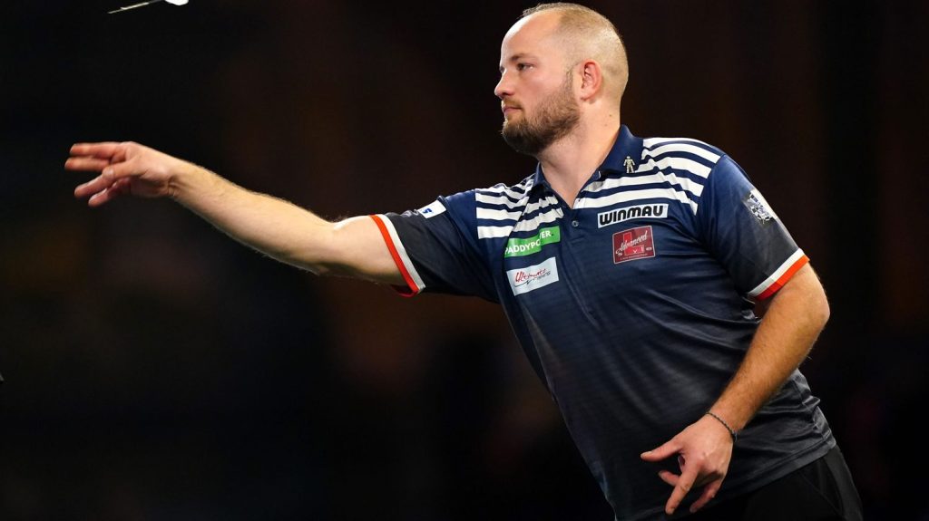 "Une ambiance digne d'un stade de foot" : un Français aux championnats du monde de fléchettes à Londres
Les championnats du monde de fléchettes commencent dimanche à Londres, avec en lice un joueur français, Thibault Tricole. Un événement qui se déroule devant des milliers de spectateurs.