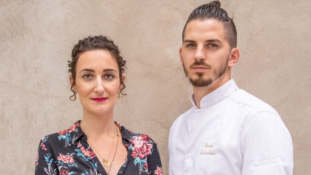 Tables de chefs. Charles Coulombeau, en Lorraine : "Pour les fêtes, un peu de viande, de la pâte feuilletée, et on se fait un Wellington à la maison"
En Lorraine, le jeune chef Charles Coulombeau creuse son sillon. Étoilé à Nancy, il vient d’ouvrir un lieu étonnant à Metz, au sein du centre Pompidou.