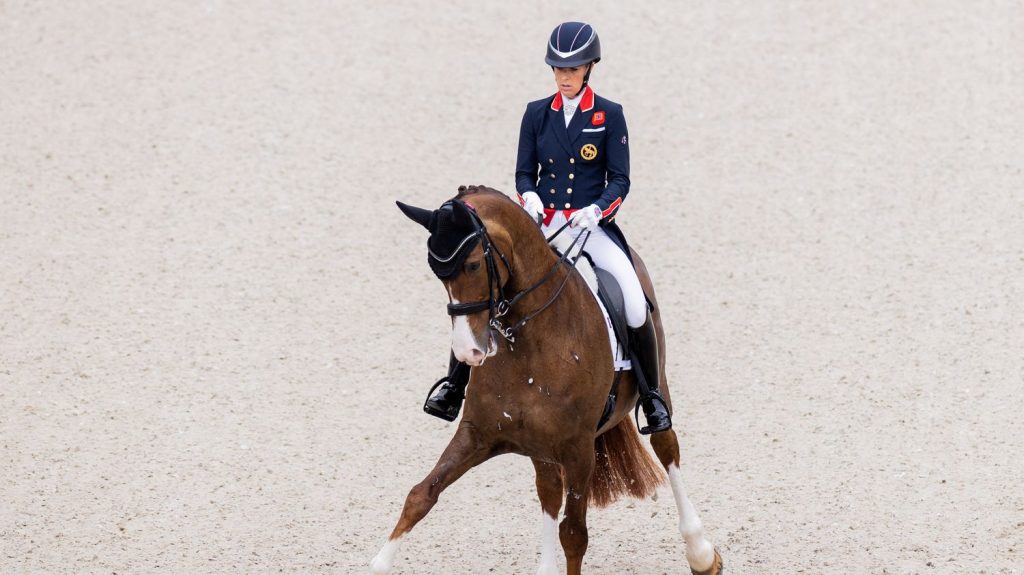 Equitation : triple championne olympique, la Britannique Charlotte Dujardin suspendue un an pour avoir fouetté "excessivement" un cheval
Suspendue provisoirement depuis cet été et donc absente des Jeux olympiques de Paris, la Britannique a été reconnue coupable d'un acte de maltraitance isolé sur un cheval et ne pourra revenir à la compétition qu'en juillet 2025.