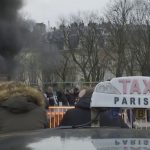 Mobilisation des taxis : des centaines de chauffeurs manifestent aux abords de l'Assemblée nationale
La colère des taxis ne retombe pas, avec de nouvelles actions menées dans la capitale, mardi 3 décembre. Les chauffeurs sont déterminés à faire front contre la baisse des tarifs pour le transport des patients.
