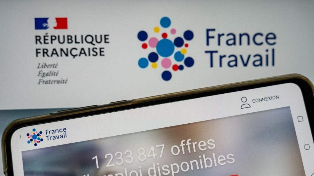 Après une phase de création d’emplois, le chômage risque d'augmenter en 2025
La crainte des pertes d’emplois anime de nouveau les Français, après une baisse du chômage inédite ces dernières années. Si le chef de l'État tablait sur le plein-emploi d'ici 2027, la tendance semble s'inverser en 2025, alors que le contexte international est beaucoup moins favorable.
