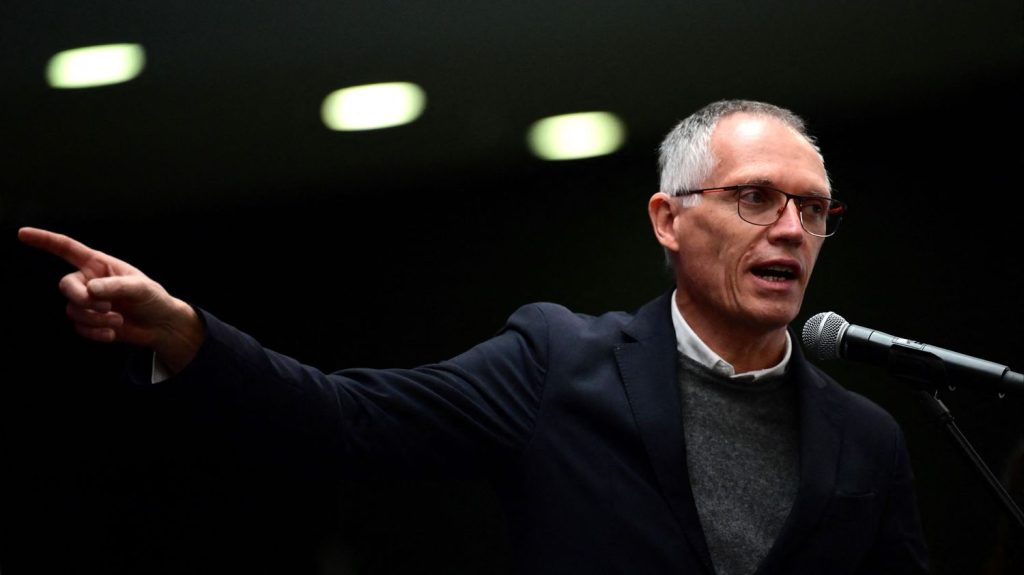 L'action de Stellantis plonge à la Bourse de Paris après la démission de Carlos Tavares
Le groupe automobile a annoncé dimanche la démission "avec effet immédiat" de son emblématique patron.