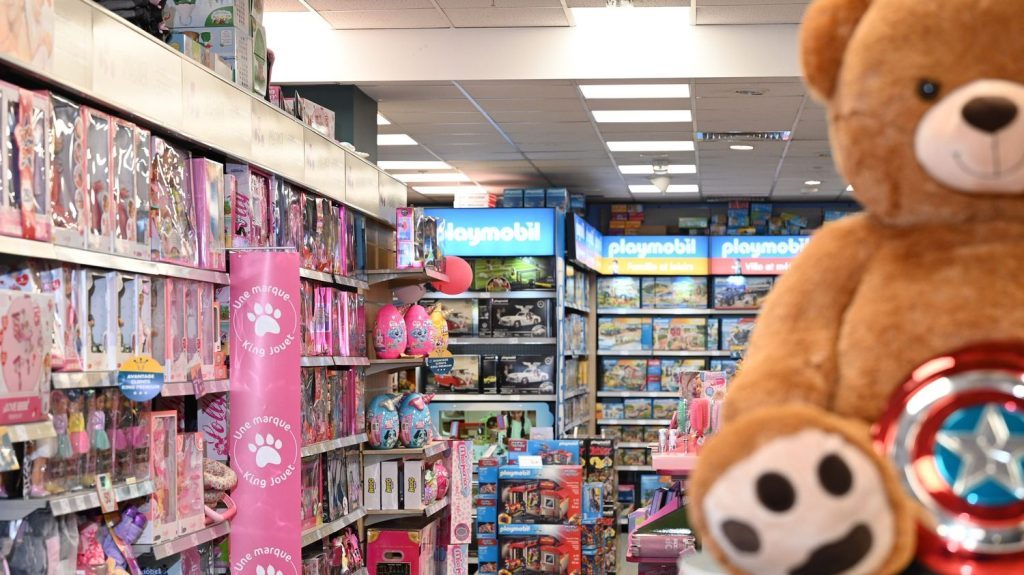 :
Reportage
"Il faut vraiment s’en occuper, être avec lui au quotidien" : ces compagnons interactifs qui cartonnent avant Noël
A l’approche des fêtes de fin d’année, les compagnons interactifs ont la cote dans les magasins de jouets. Des personnages, parfois virtuels, qui demandent beaucoup d'attention.