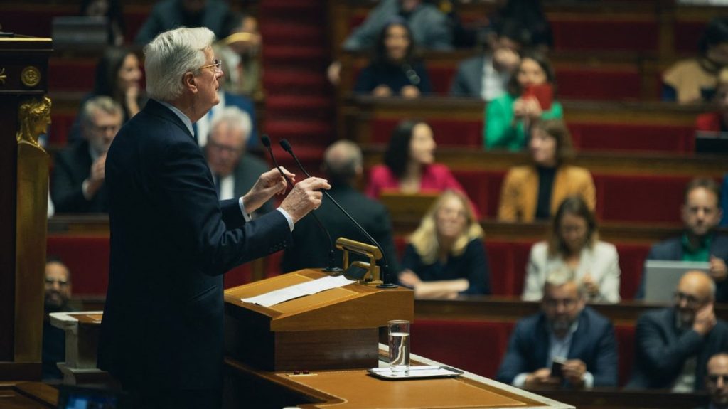 Retraités, actifs, entreprises... quels seront les gagnants et les perdants en cas de chute du gouvernement Barnier ?
Si le gouvernement Barnier tombe, le budget 2025 négocié depuis des semaines partira, avec son lot de mesures économiques, à la poubelle. Qui pourrait en tirer profit, ou au contraire en pâtir ?