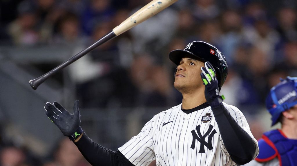 Baseball : comment Juan Soto a pu signer le plus gros contrat de l’histoire du sport
Le Dominicain de 26 ans s'est engagé pour 15 ans et 765 millions de dollars avec les Mets de New York, lundi. Un contrat inédit dans sa durée comme dans son montant.