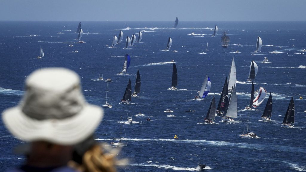 Deux marins trouvent la mort lors de la course nautique Sydney-Hobart
Les deux membres d'équipage ont été heurtés par la bôme sur leurs navires respectifs. "Ces accidents font l'objet d'une enquête de la police maritime", a déclaré la direction de course.