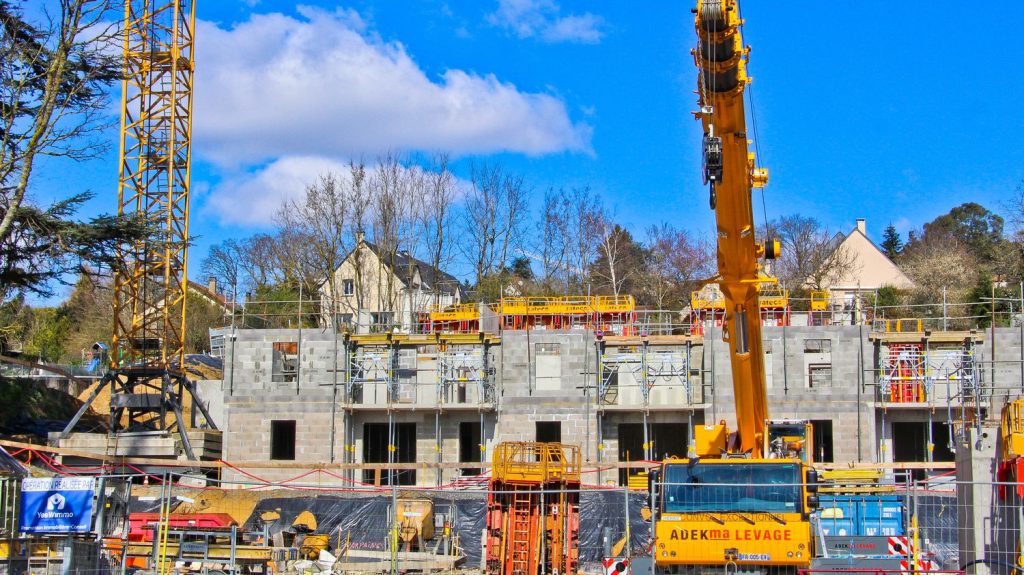 La crise immobilière fait plonger le secteur du bâtiment
Le secteur du bâtiment voit son activité reculer de près de 7% en 2024, et les perspectives sont tout aussi mauvaises pour 2025. La Fédération française du bâtiment confirme l’impact de la crise immobilière.
