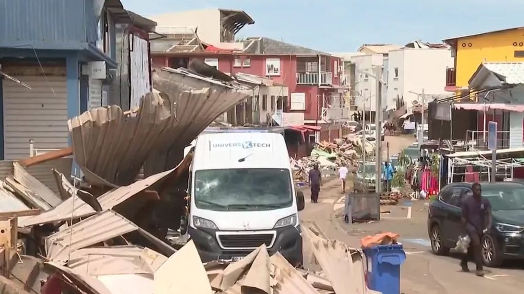 Mayotte toujours dans la détresse, 15 jours après le passage du cyclone Chido
Le Premier ministre François Bayrou se rend à Mayotte avec cinq ministres de son gouvernement, dont Manuel Valls, le ministre des Outre-mer, demain lundi 30 décembre. Le défi est colossal pour les Mahorais privés encore de tout pour certains, et également pour les entreprises locales, notamment les PME.