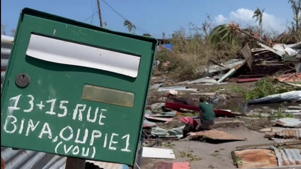 Cyclone Chido à Mayotte : les habitants plongés dans le chaos
Quarante-huit heures après le passage du cyclone Chido à Mayotte, les secours tentent de trouver des rescapés, lundi 16 décembre. Le bilan de 14 morts pourrait s'alourdir.