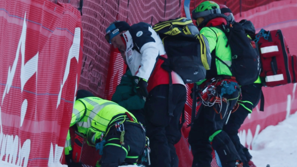 Ski : la chute de Cyprien Sarrazin ravive le débat sur la piste qui doit accueillir les Jeux olympiques d'hiver
Après la chute de Cyprien Sarrazin vendredi 27 décembre en Italie, les nouvelles sont rassurantes : il a été opéré avec succès d'un hématome intracrânien. La piste où il est tombé est l'une des plus dangereuses du monde.