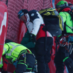 Ski : la chute de Cyprien Sarrazin ravive le débat sur la piste qui doit accueillir les Jeux olympiques d'hiver
Après la chute de Cyprien Sarrazin vendredi 27 décembre en Italie, les nouvelles sont rassurantes : il a été opéré avec succès d'un hématome intracrânien. La piste où il est tombé est l'une des plus dangereuses du monde.