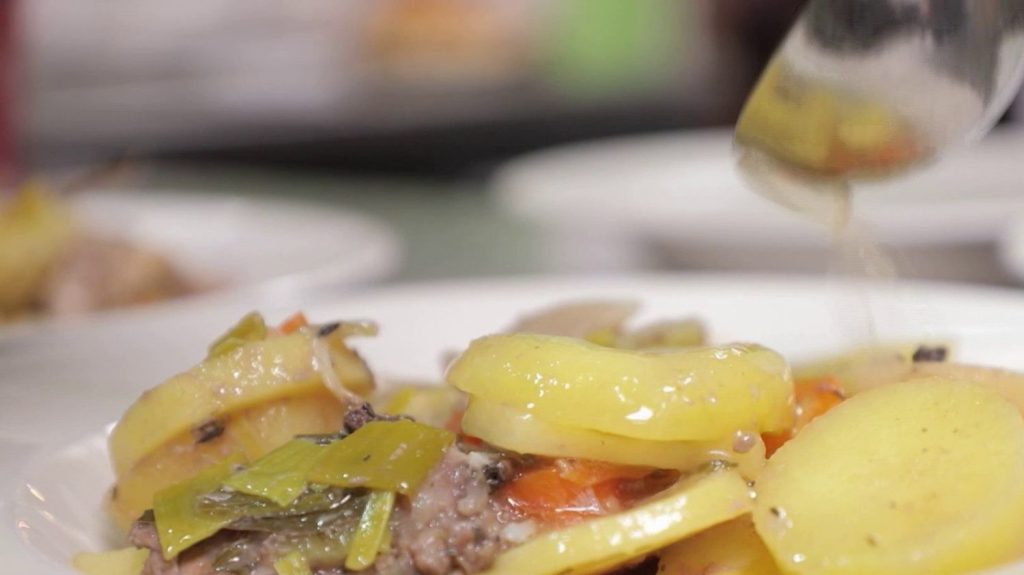 Alsace : les secrets du baeckeoffe, savoureux plat d'hiver à déguster dans la vallée de Munster
Au Schallern, petit restaurant niché dans la vallée de Munster en Alsace, il est possible de déguster un authentique baeckeoffe. France Télévisions vous en livre les secrets.