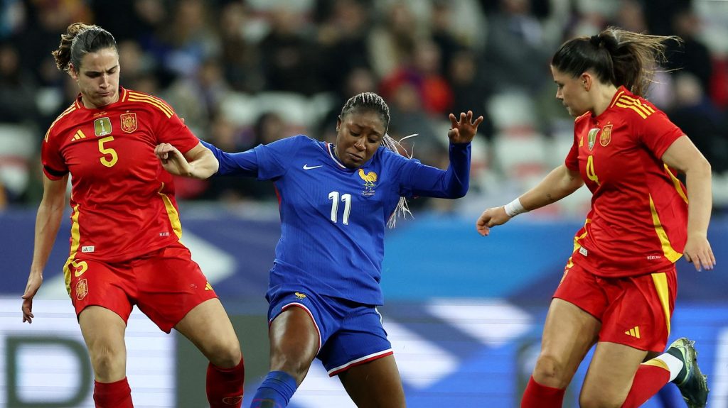 Foot : les Bleues s'inclinent face aux championnes du monde espagnoles pour leur dernière rencontre de l'année
L'équipe de France termine, mardi, l'année 2024 par une défaite face aux Espagnoles (4-2), championnes du monde en titre.