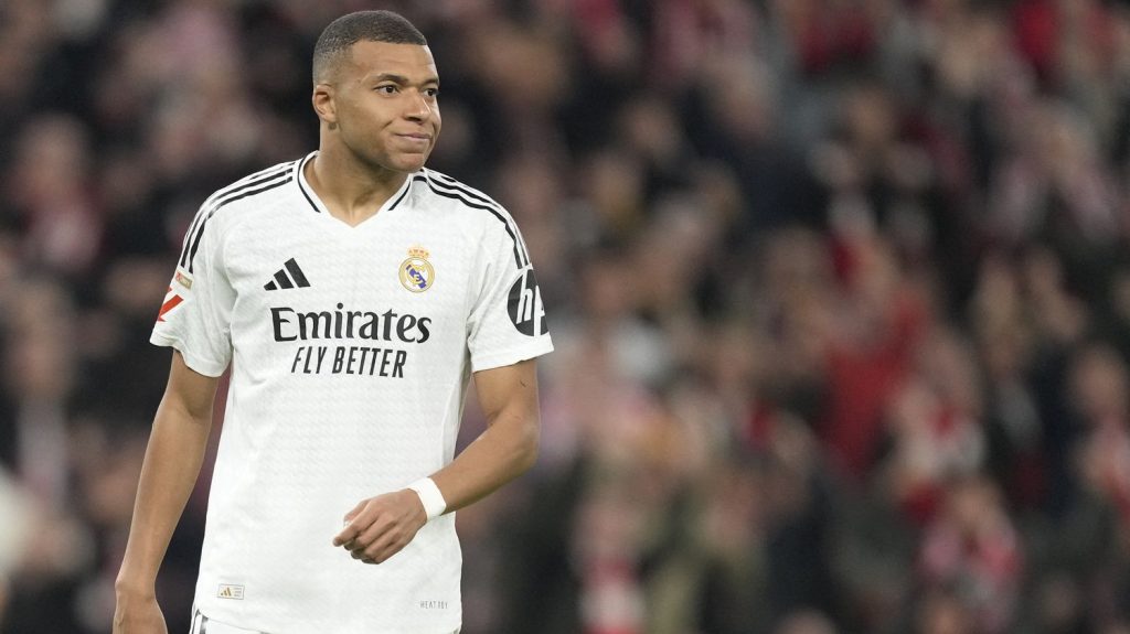 Real Madrid : la spirale négative se poursuit pour Kylian Mbappé avec un nouveau penalty manqué et une défaite embarrassante face à l'Athletic Club
Les Madrilènes, qui pouvaient revenir à un point du Barça en tête de la Liga, se sont inclinés (2-1) sur la pelouse de Bilbao.
