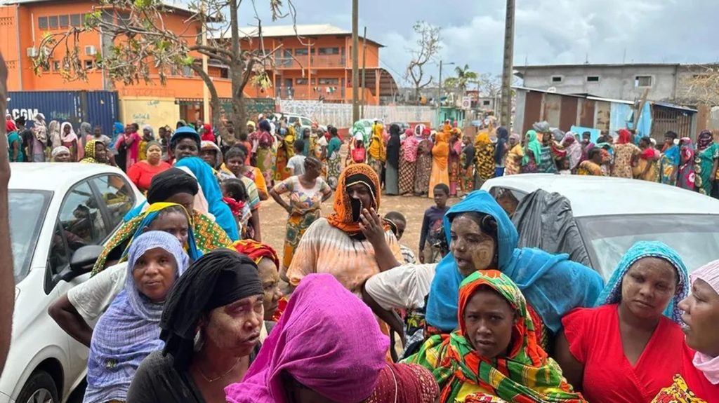 Archipel de Mayotte : après le cyclone et la dévastation, un défi logistique pour ravitailler la population
Mayotte toujours dans l'attente de ravitaillement et d'eau pour de nombreux habitants. Le président de la République a passé deux jours sur l’archipel dévasté par le cyclone Chido.