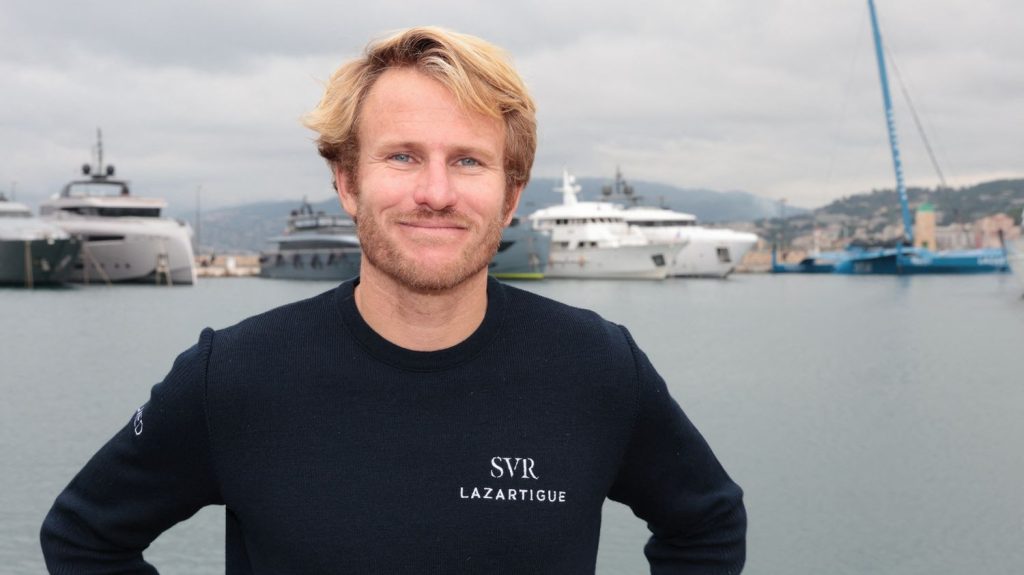 Voile : François Gabart et son équipage ont pris à leur tour le départ pour le Trophée Jules-Verne
En attente depuis la mi-novembre d'une fenêtre météorologique favorable, le skippeur de SVR-Lazartigue s'est élancé, samedi, depuis Ouessant.