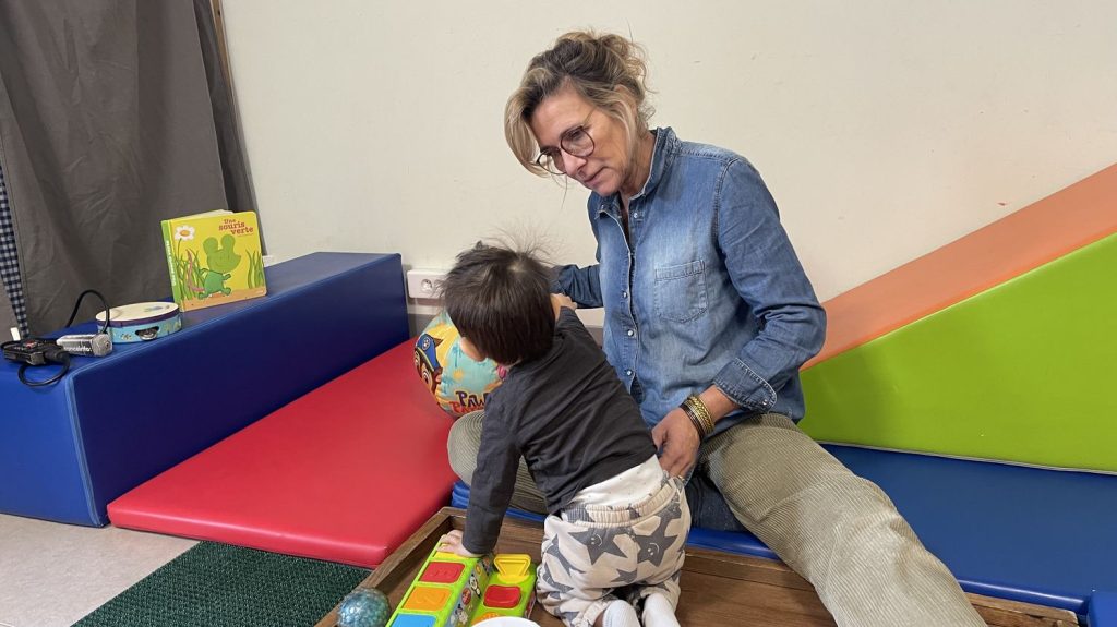 :
Reportage
À Marseille, une expérience inédite pour détecter les troubles du neurodéveloppement chez les bébés
Troubles des apprentissages, signes d'autisme, de retard mental ou de troubles de l'attention... Un enfant sur six est concerné en France. Des crèches expérimentent un dépistage précoce chez les nourrissons pour mieux les soigner. Les premiers résultats montrent une nette amélioration chez la plupart des bébés.