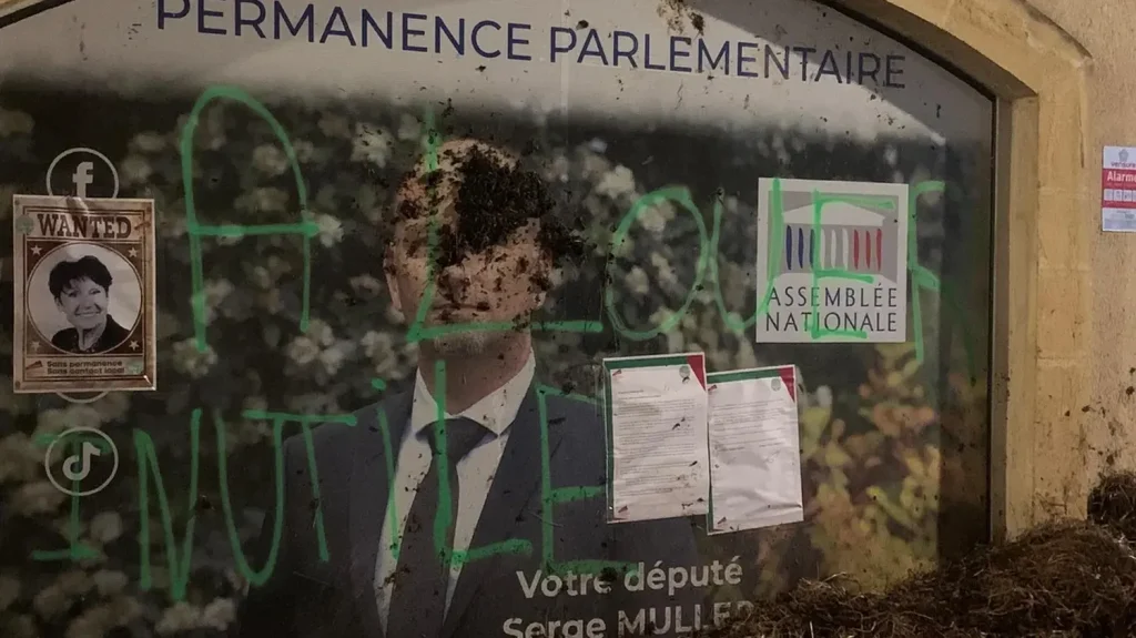 Dordogne : la permanence d'un député RN dégradée par des agriculteurs après son vote pour la motion de censure
Des agriculteurs ont aussi muré la permanence parlementaire de François Hollande vendredi 6 décembre, à Tulle, pour protester contre son vote en faveur de la motion de censure.