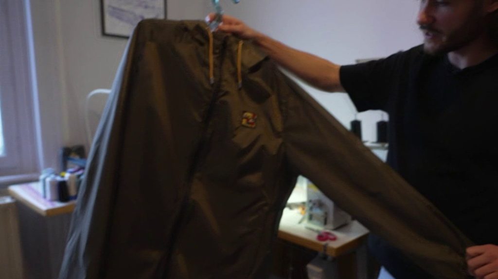 Recyclage : des tentes usagées transformées en vestes imperméables, c'est l'idée de deux Stéphanois
Deux habitants de Saint-Étienne (Loire), Romain et Léo, ont eu l'idée de donner une seconde vie aux vieilles toiles de tente. Celles-ci sont transformées dans leur atelier pour fabriquer des vestes imperméables.