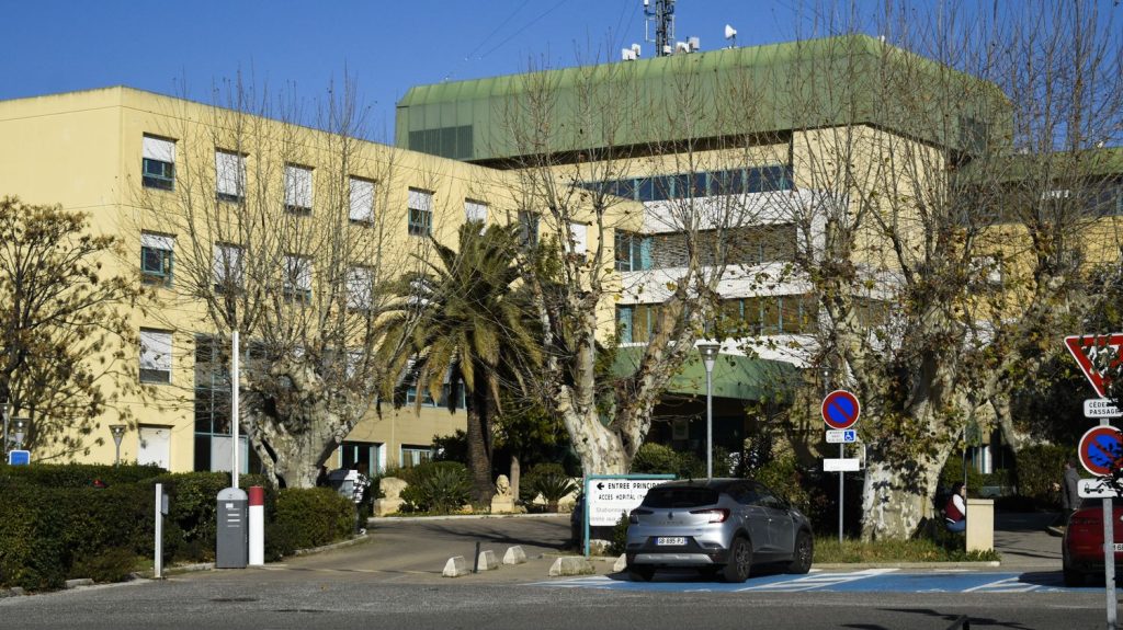 Mort de Lucas à l'hôpital d'Hyères en 2023 : un rapport pointe le retard du diagnostic et "plusieurs dysfonctionnements" aux urgences
Le jeune homme de 25 ans avait été victime d'une infection invasive à méningocoque. Le rapport des autorités sanitaires estime que son état de santé a été "sous-estimé".