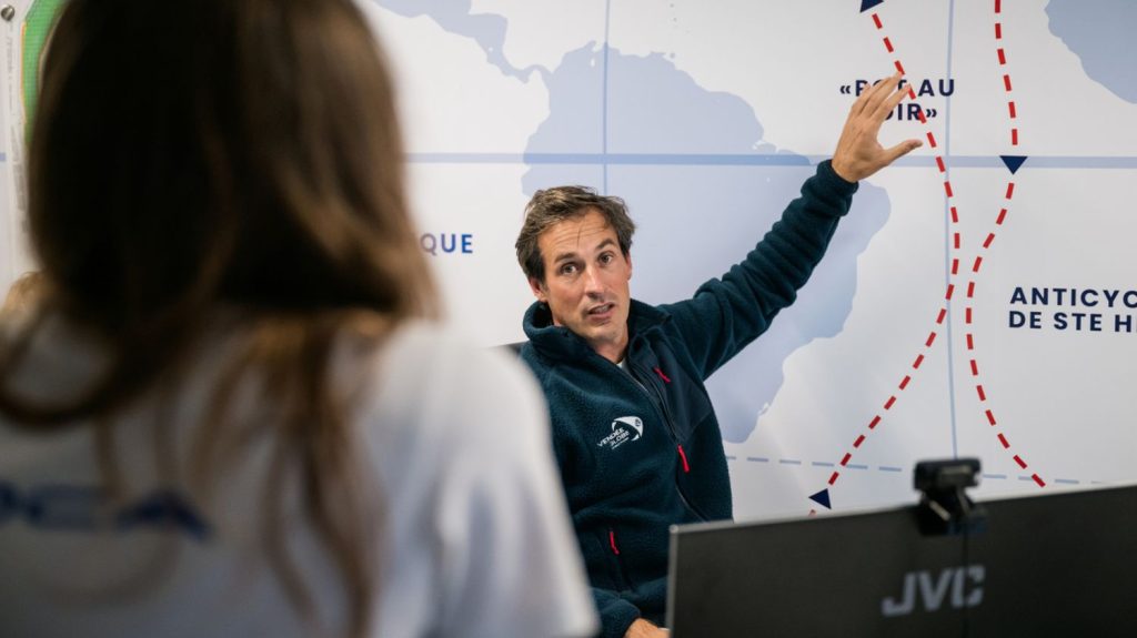 :
Interview
"On est comme des aiguilleurs des mers" : le quotidien d'Hubert Lemonnier, directeur de course du Vendée Globe
La célèbre course à la voile n'est pas si solitaire. Plusieurs professionnels restés à terre sont mobilisés jusqu'à l'arrivée. Avec son équipe de quatre personnes, Hubert Lemonnier s'assure que la compétition se déroule sous les meilleurs auspices.