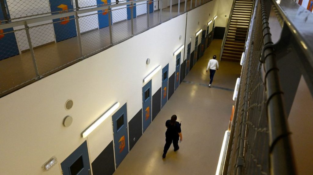 Menacée de mort, la directrice de la prison des Baumettes à Marseille temporairement éloignée de ses fonctions
"Des mesures de protection appropriées ont été immédiatement organisées" après ces menaces de mort, selon une source proche du dossier.