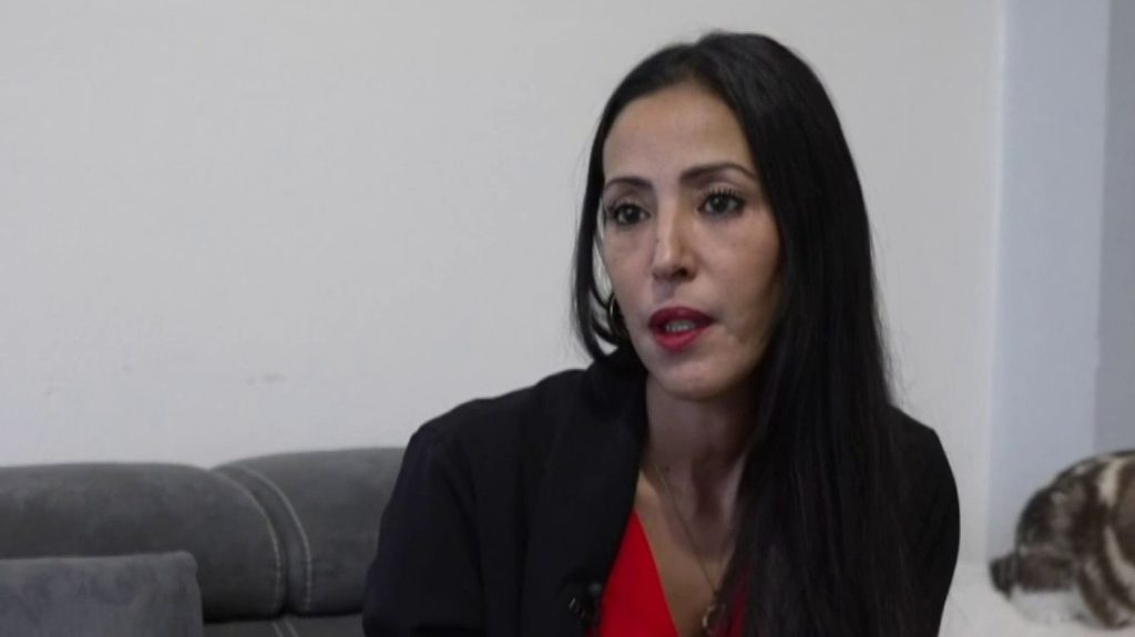 Disparus de l'Isère : "C'est un monsieur qui m'a toujours fait peur", se souvient Dounia Afif, fille de l'une des victimes, à propos du suspect
Vingt-quatre ans après la mort inexpliquée de sa mère, Dounia Afif, fille de Leïla, retrouvée sans vie en mai 2000, peut enfin espérer avoir des réponses à ses questions après l'arrestation d'un suspect dans l'affaire dite des disparus de l'Isère. Elle a accepté de se confier à France Télévisions.