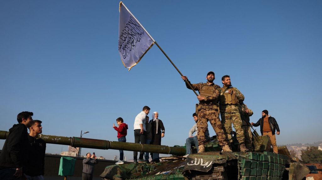 Syrie : dix jihadistes français identifiés dans les rangs du groupe rebelle HTS
(nouvelle fenêtre)
A ce stade, on ne peut pas dire si ces derniers ont participé ou non à l'assaut de Damas.