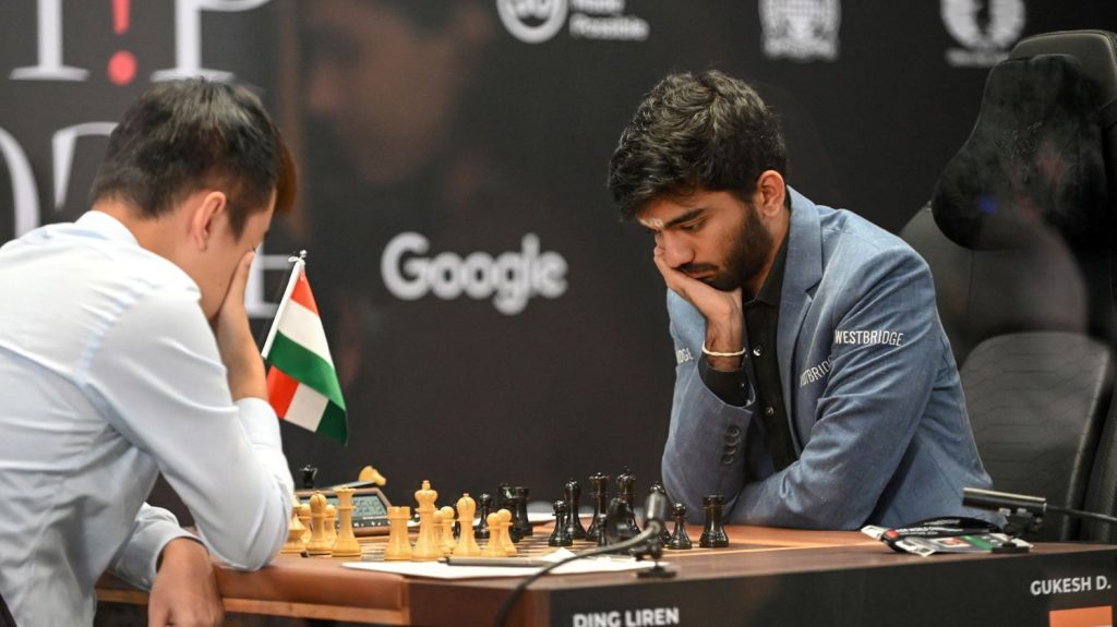 Echecs : à 18 ans, l'Indien Dommaraju Gukesh devient le plus jeune champion du monde
Le tout nouveau champion du monde a battu, jeudi, le tenant du titre chinois Ding Liren, à Singapour.