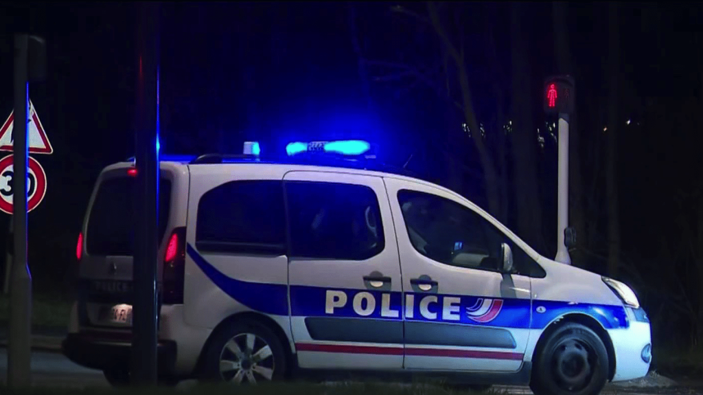 Dunkerque : un homme tue 5 personnes par balle
Deux fusillades ont éclaté samedi 14 décembre près de Dunkerque. Cinq personnes ont été tuées. Le suspect s'est rendu aux autorités.