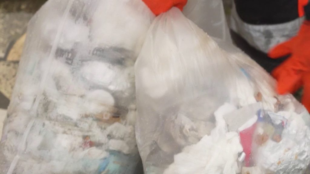 Tri sélectif : en Charente, les sacs transparents font leur effet
Dans la commune de Rivières (Charente), depuis que les habitants sont contraints d'utiliser des sacs transparents pour trier leurs ordures, la quantité triée a augmenté.