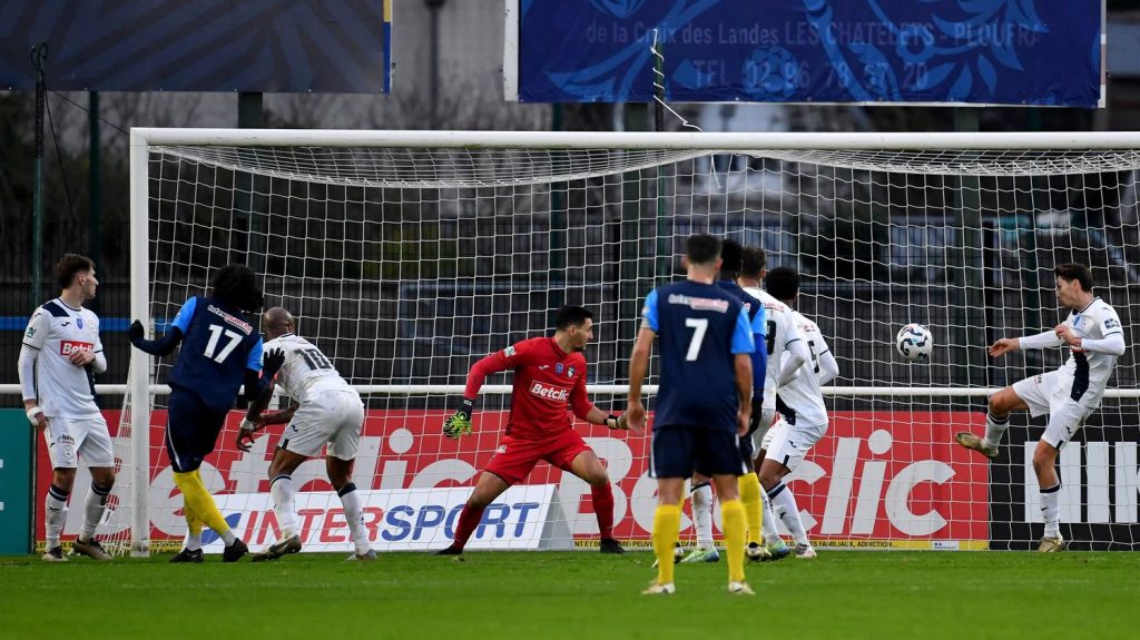 Coupe de France : Le Havre premier club de Ligue 1 éliminé face à Saint-Brieuc, club de National 2
Les Normands ont craqué, samedi en Bretagne, sur un corner en fin de rencontre, concédant l'unique but de la rencontre comptant pour les 32es de finale de la compétition.