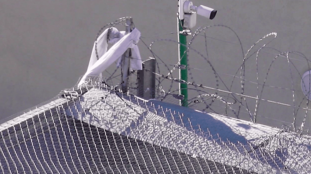 Alpes-Maritimes : huit personnes s’échappent d’un centre de rétention par la fenêtre
À Nice, huit personnes se sont évadées d'un centre de rétention administrative. Elles ont profité d'un trou dans le plafond pour gagner les combles et prendre la fuite en se servant de draps. Une neuvième personne a pu être rattrapée.