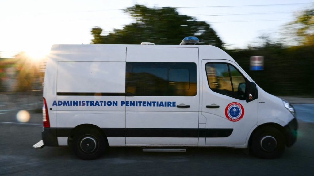 Un détenu de la prison de Poissy s'évade lors d'un transfèrement
Condamné pour meurtre, il était emmené au consulat du Maroc dans le Val-d'Oise pour renouveler sa carte d'identité. Il a profité d'une pause cigarette pour s'enfuir.