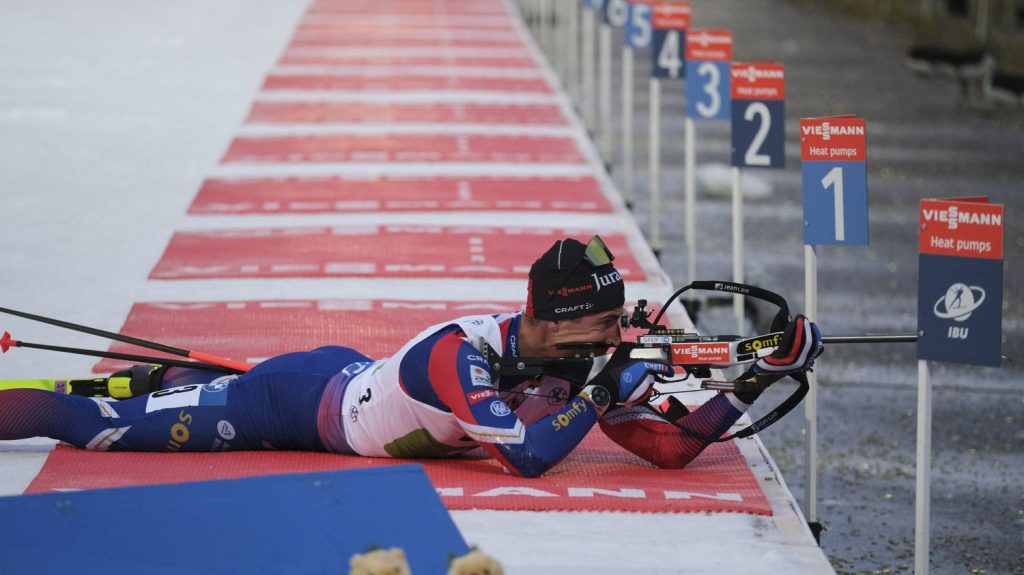 Biathlon : l'équipe de France masculine signe un exploit dès l'ouverture de la saison en remportant le relais de Kontiolahti devant la Norvège de Johannes Boe
Fabien Claude, Quentin Fillon Maillet, Eric Perrot et Emilien Jacquelin ont fait course en tête de bout en bout, dimanche, devant les favoris norvégiens, sur la piste exigeante de Kontiolahti (Finlande).