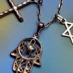 Fait religieux en entreprise : comment les directions prennent-elles en charge le sujet ?
Porter un vêtement ou un bijou associé à une religion, demander un jour off pour assister à une fête religieuse, demander à prier pendant la pause ou pendant les heures de travail. Comment les entreprises gèrent-elles ces questions alors que le fait religieux continue de progresser dans les entreprises.