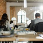 Les deux tiers des femmes ont déjà subi du sexisme au travail et neuf sur dix s'auto-déprécient
Un sondage OpinionWay pour Elle Active publié mercredi scrute le rapport des femmes aux injonctions sociales, que ce soit en société, au travail ou dans la vie familiale. L'enquête révèle notamment qu'une femme sur cinq a intégré le fait qu’un homme ferait mieux qu’elle dans leur cadre professionnel.