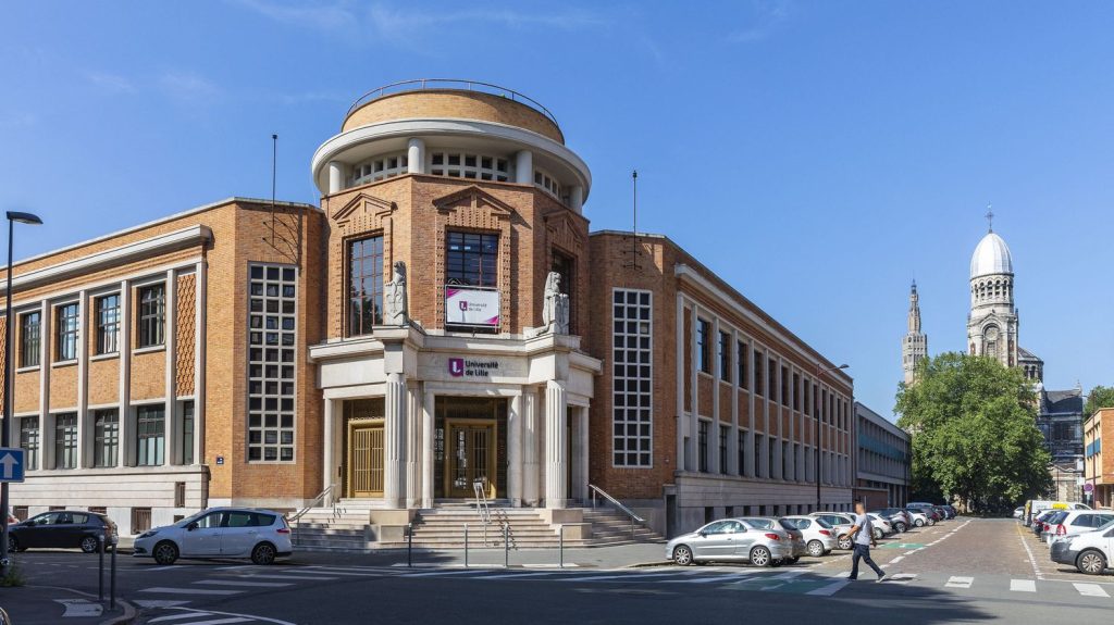 L'Université de Lille fermée une journée pour dénoncer une situation financière "intenable"
"Fin 2025, nous ne serons même plus à l'os, nous serons à la moelle osseuse", alerte le président de l'université, Régis Bordet.