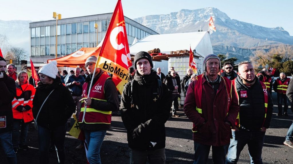 "Si l'usine ferme, on devra quitter la région" : en Isère, les fermetures d'usines menacent toute l'économie locale
Les sous-traitants et commerçants locaux, qui dépendent des commandes des entreprises Vencorex et Arkéma, craignent, par ricochet, de devoir mettre la clef sous la porte alors que la grève des salariés a déjà réduit leur chiffre d'affaires. Une grève que Jean Seraiva, sous-traitants des usines, et "Richy", restaurateur, soutiennent fermement, conscients de son importance pour l'avenir de leurs entreprises.