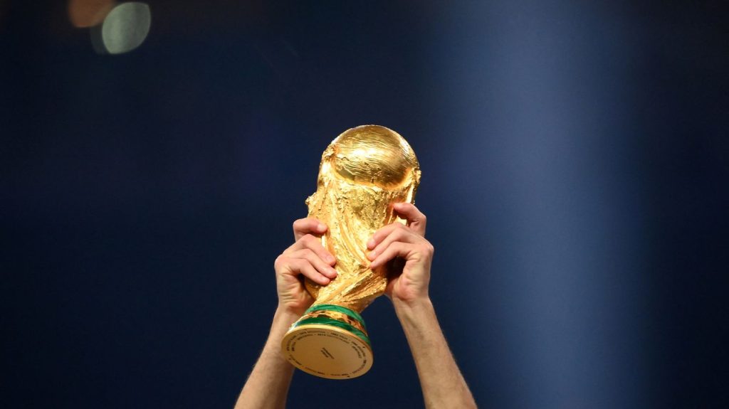 Foot : la Coupe du monde 2030 officiellement attribuée à six pays répartis sur trois continents, celle de 2034 à l'Arabie saoudite
La Fédération internationale (Fifa) a attribué, mercredi, l'organisation des Coupes du Monde 2030 et 2034 à plusieurs pays, choix qui suscitent déjà des polémiques.