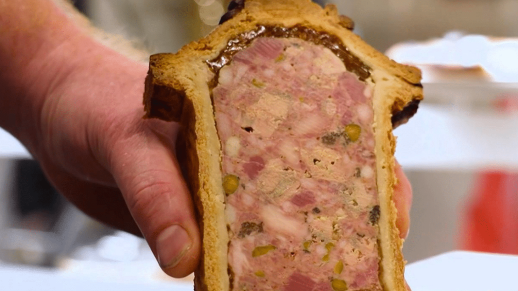 Gastronomie : les artistes du pâté croûte s’affrontent au concours international de Lyon
Le championnat du monde de pâté croûte se poursuit lundi 2 décembre à Lyon, avec la grande finale attendue dans la soirée. Les meilleurs chefs de la planète s’affrontent.