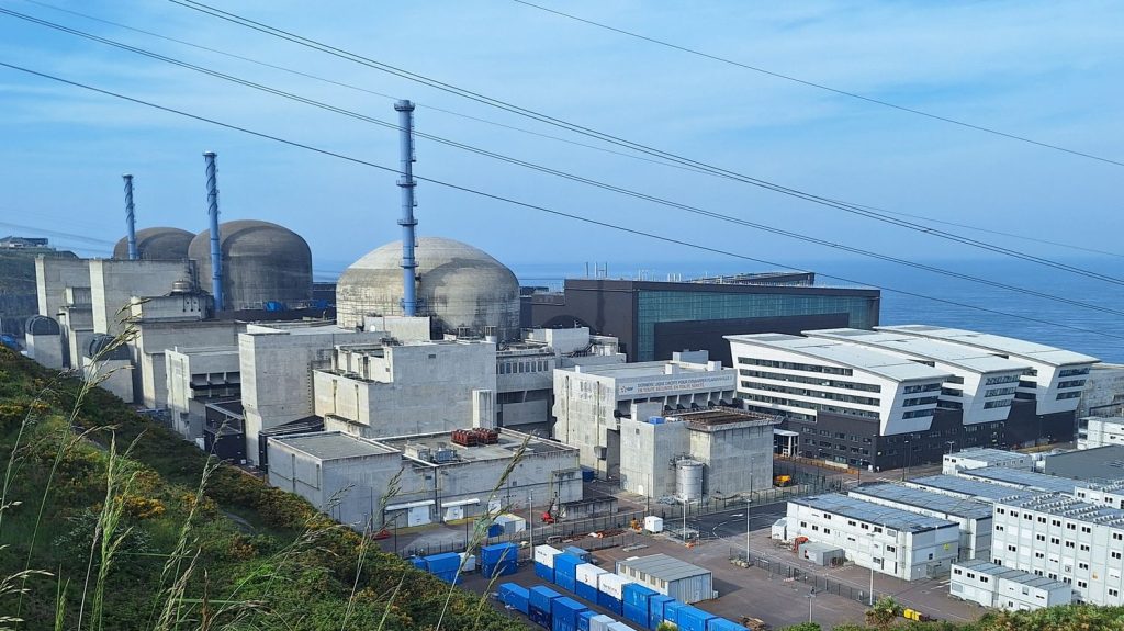 Raccordement du réacteur EPR de Flamanville : la France relance sa filière nucléaire
Avec 12 ans de retard, le réacteur EPR de Flamanville dans la Manche va être raccordé vendredi, annonce EDF. Ce réacteur nouvelle génération va permettre à la France d’augmenter sa production électrique.