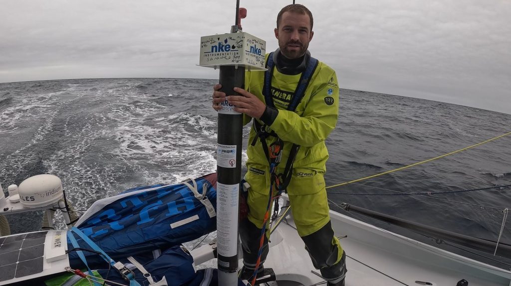 Vendée Globe : comment des flotteurs déployés en mer par des skippers contribuent à la recherche sur les océans et le climat
Une fois largués en mer, ces flotteurs de plus de 20 kilos récoltent en continu des données dans les profondeurs des océans. Ils doivent permettre de mieux comprendre leur rôle dans le climat de la planète.