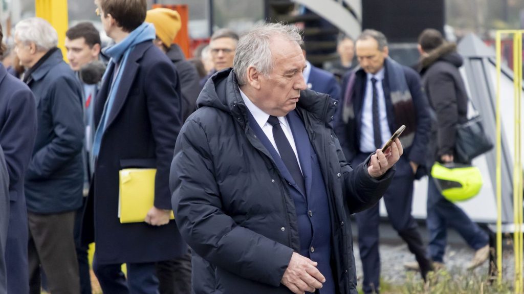 :
Reportage
Nomination de François Bayrou à Matignon : "Son logiciel est trop ancien", estiment certains patrons dans un cercle d'affaires parisien
Le Chinese Business Club a organisé un moment d'échange vendredi à Paris avec le président du RN, Jordan Bardella. Plusieurs entrepreneurs doutent de la capacité de François Bayrou à comprendre les enjeux du milieu des affaires.