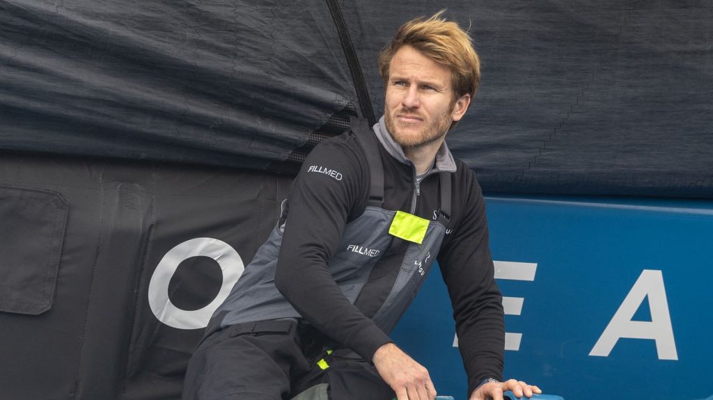 Trophée Jules-Verne : François Gabart et son équipage de SVR-Lazartigue rebroussent chemin dans leur deuxième tentative de record
Le skippeur et son équipe ont décidé, dimanche, de faire demi-tour face à des conditions de vent défavorable et une légère avarie de voile.