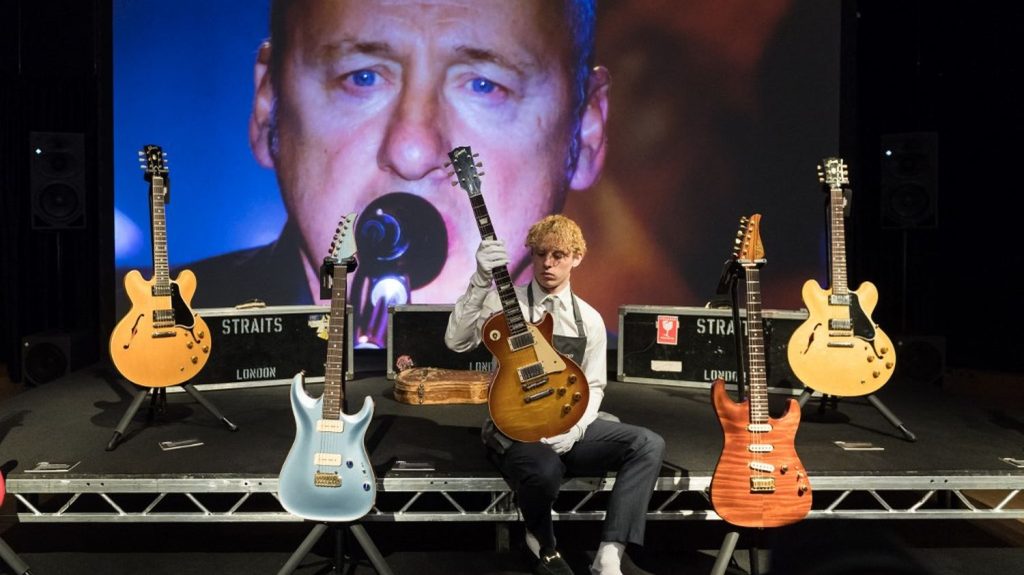 La célèbre marque Gibson accuse un luthier pro-trump de plagier sa mythique guitare Les Paul avec sa nouvelle Trump Guitar
Reconnaissable à son échancrure élégante et arrondie, si mythique, la guitare Les Paul est très souvent plagiée. Le caractère politique de ce plagiat a toutefois décidé l'entreprise Gibson à réagir; considérant que la Trump Guitar portait atteinte à l'identité de la marque.