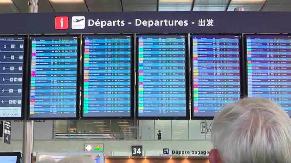 Grève dans la fonction publique : écoles, transports... à quoi faut-il s'attendre jeudi 5 décembre ?
Une journée noire s’annonce, jeudi 5 décembre, dans les écoles et les transports aériens. Elle devrait être très suivie, notamment dans l'éducation avec jusqu'à 65% de grévistes dans le primaire. Le point sur la situation.