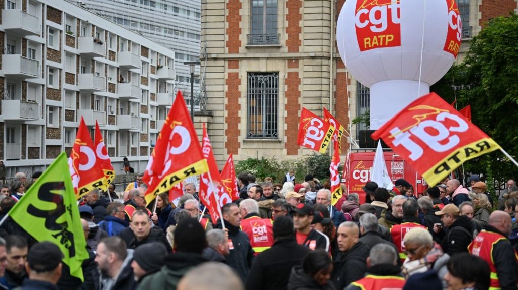 La grève dans la fonction publique reste maintenue jeudi, malgré les motions de censure
Même si le gouvernement risque de tomber mercredi et avec lui les mesures qu'il avait envisagé dans le budget 2025, les syndicats maintiennent leur appel à la grève pour sensibiliser les Français sur l’état dans la fonction publique.